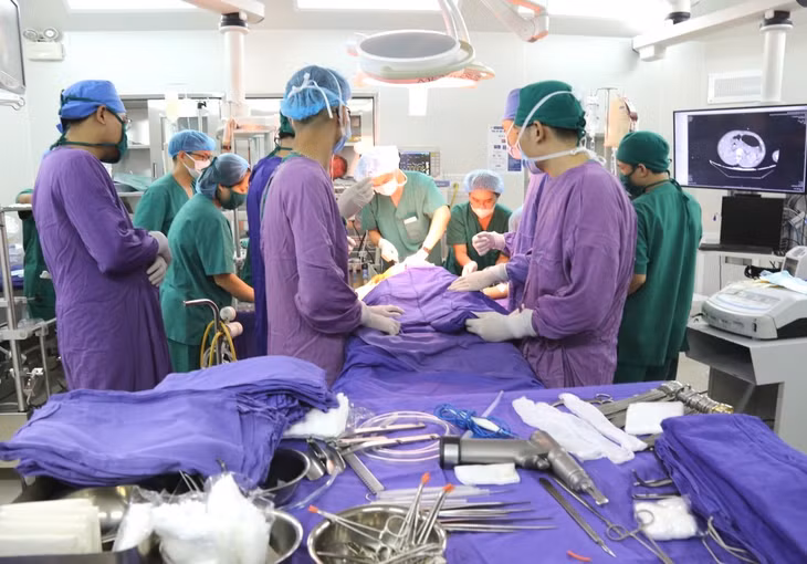 Các y, bác sĩ Bệnh viện Đa khoa tỉnh thực hiện ca phẫu thuật cấp cứu cho bệnh nhân bị TNGT chấn thương vỡ tim nguy kịch.