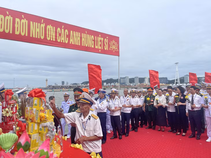 Đông đảo các đại biểu cùng thân nhân các liệt sĩ, các nhân chứng lịch sử, những người trực tiếp tham gia trận đánh 60 năm trước về dự lễ tưởng niệm và dâng nén hương thơm tưởng nhớ các anh hùng liệt sĩ.