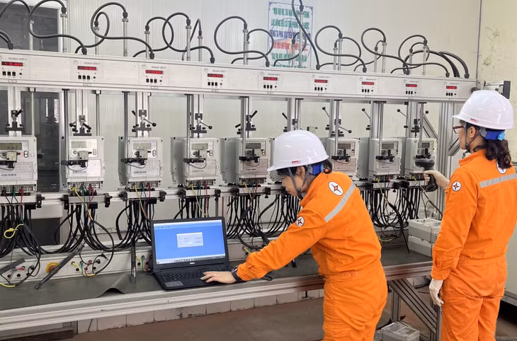 Công nhân Trung tâm Thí nghiệm Điện Quảng Ninh thực hiện kiểm định phương tiện đo.