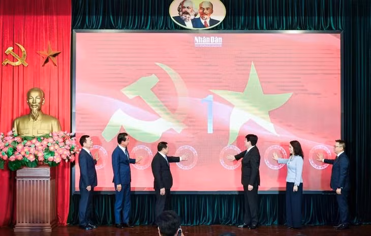 Các đồng chí lãnh đạo Đảng, Nhà nước thực hiện nghi lễ khai trương Trang thông tin đặc biệt Tổng Bí thư Nguyễn Phú Trọng - Nhà lãnh đạo có tâm, có tầm của Đảng. (Ảnh: THÀNH ĐẠT)