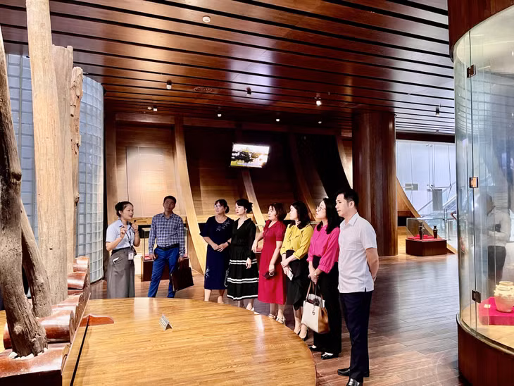 Đoàn chuyên gia Bộ Giáo dục và Đào tạo, cùng Bộ Ngoại giao đi khảo sát thực tế tại Bảo tàng Quảng Ninh.