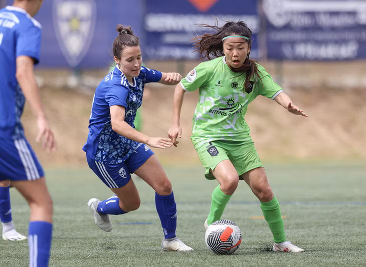 Huỳnh Như (phải) trong màu áo CLB Lank FC - Ảnh: LANK FC