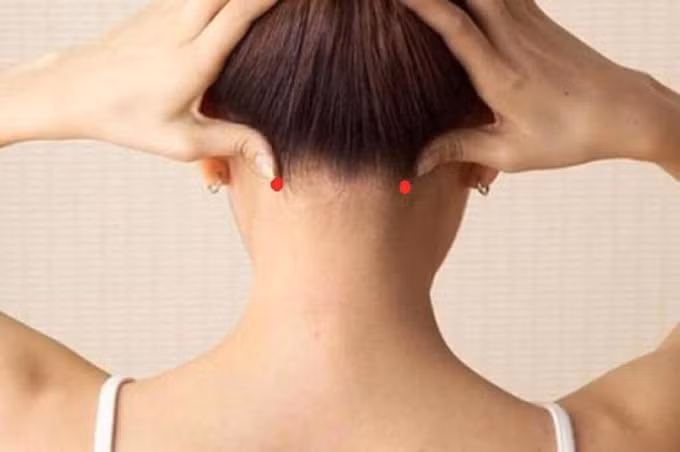 Xoa bóp và hơ máy sấy lên huyệt phong trì giảm các triệu chứng đau đầu.