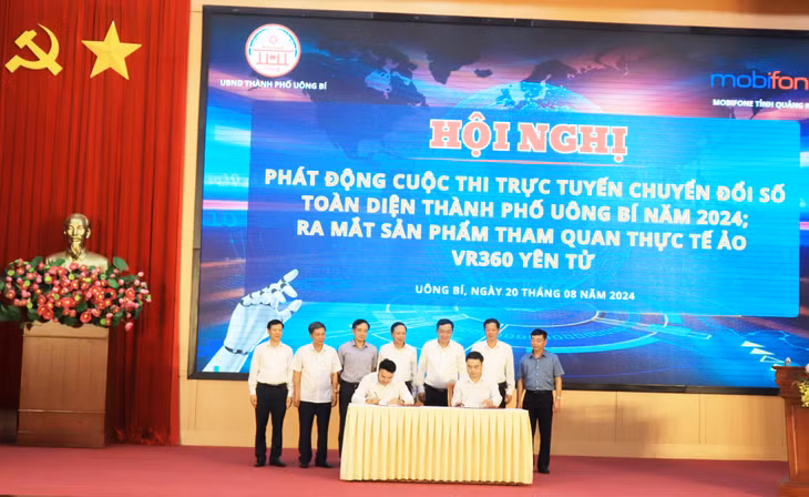Đại diện TP Uông Bí và Mobifone ký kết biên bản bàn giao sản phẩm VR360 Yên Tử.