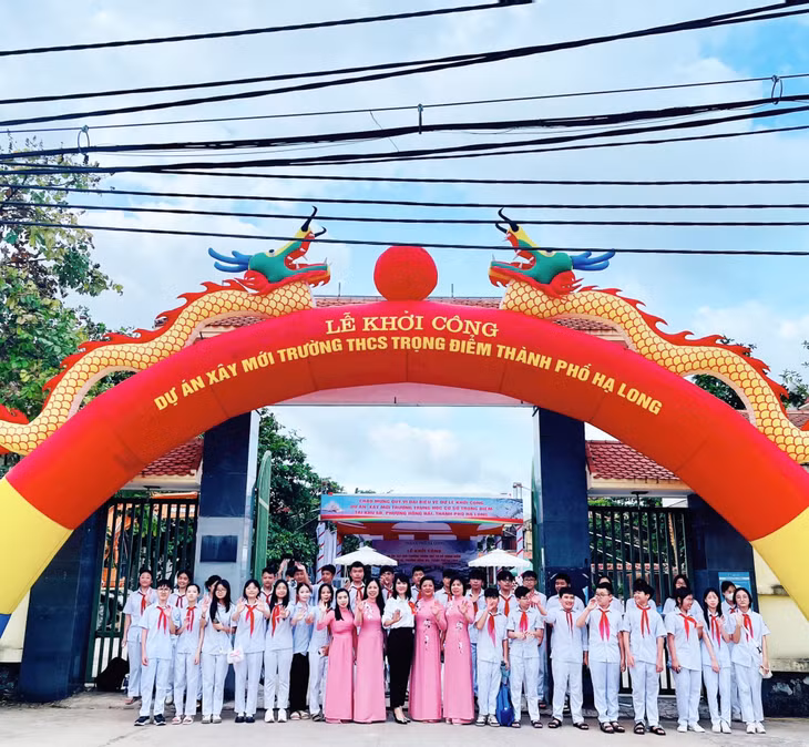 Niềm vui của cô và trò Trường THCS Trọng Điểm trong buổi lễ khởi công.