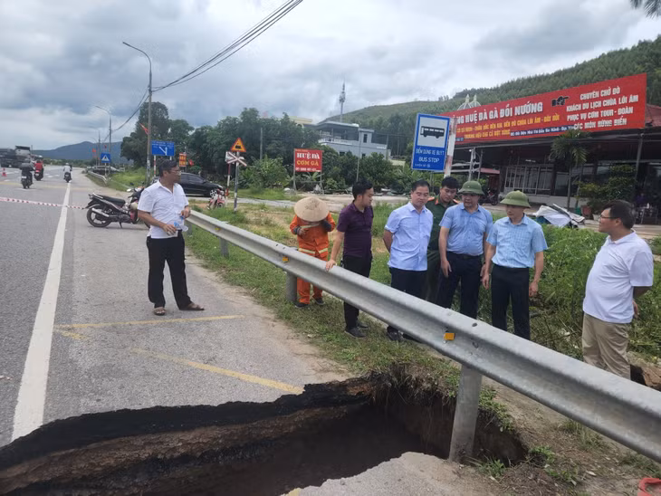 Lãnh đạo UBND TP Hạ Long và các đơn vị chức năng đã có mặt ngay sau khi xảy ra dự cố sụt lún để chỉ đạo các giải pháp khắc phục.