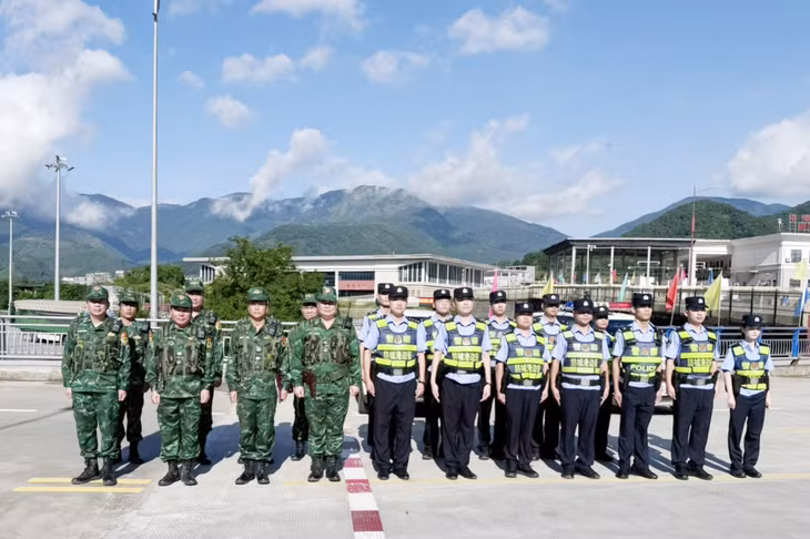 Hai bên triển khai đội hình tuần tra.