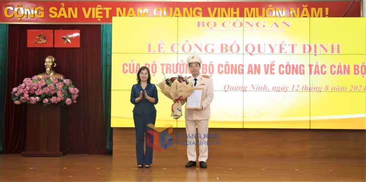Đồng chí Trịnh Thị Minh Thanh, Phó Bí thư Thường trực Tỉnh ủy trao quyết định của Ban thường vụ Tỉnh ủy Quảng Ninh chỉ định Đại tá Trần Văn Phúc, Giám đốc Công an tỉnh tham gia Ban Chấp hành, Ban thường vụ và giữ chức vụ Bí thư Đảng ủy Công an tỉnh Quảng Ninh nhiệm kỳ 2020 – 2025.