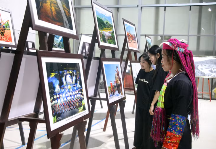 Nhân dân, du khách xem triển lãm tranh, ảnh nghệ thuật về vùng đất, con người Tiên Yên.