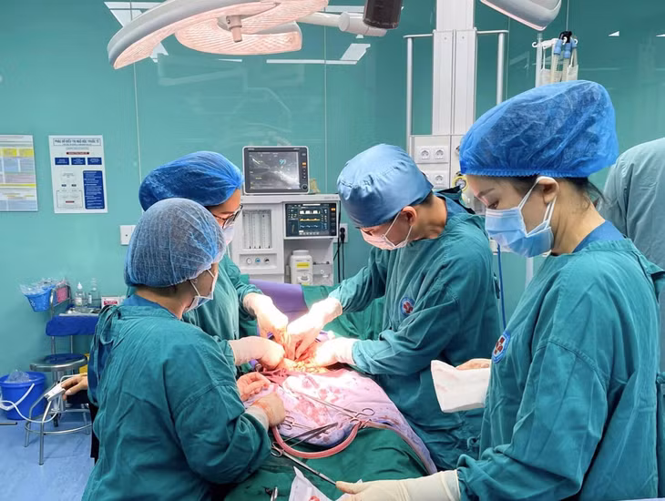 Các bác sĩ của Trung tâm Y tế huyện Tiên Yên đã cấp cứu kịp thời, cứu sống bé sơ sinh bị ngưng tim, ngưng thở do sản phụ chuyển dạ ngôi ngang.