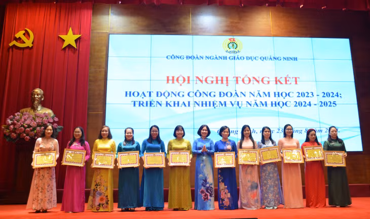 Các tập thể, cá nhân có thành tích xuất sắc nhận Bằng khen của Công đoàn Giáo dục Việt Nam.