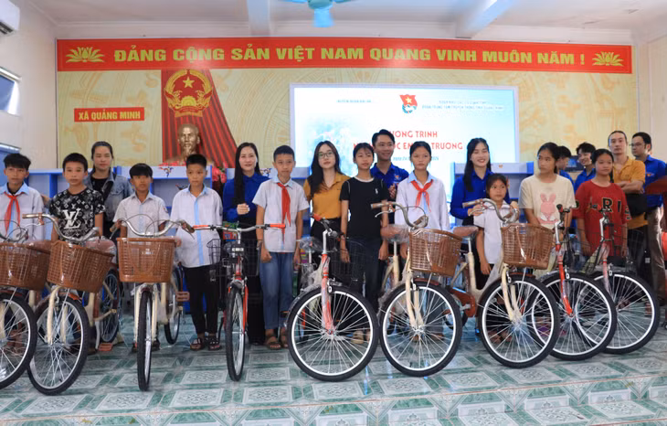 Đoàn Thanh niên Trung tâm Truyền thông tỉnh, Huyện Đoàn Hải Hà và các nhà tài trợ trao tặng xe đạp cho học sinh.