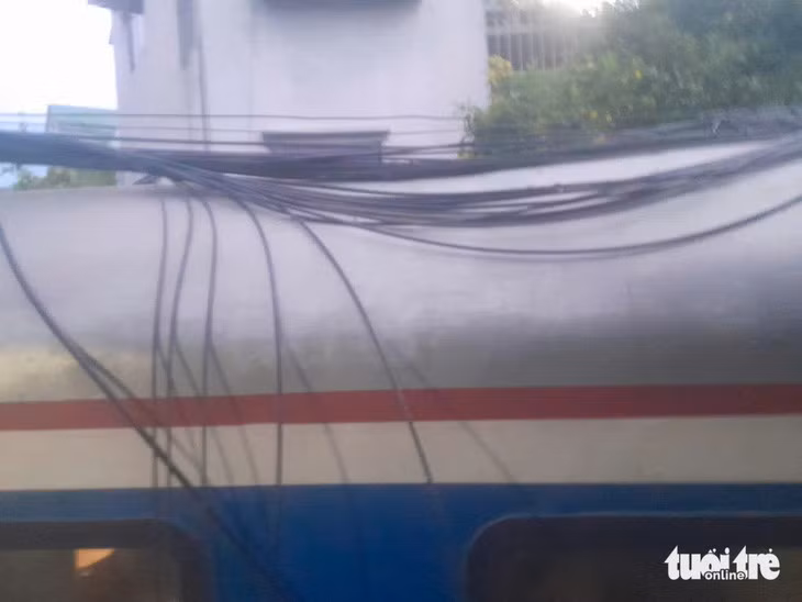 Tổ tàu phải hãm khẩn cấp khi bó cáp vướng vào đoàn tàu khách - Ảnh: CTV