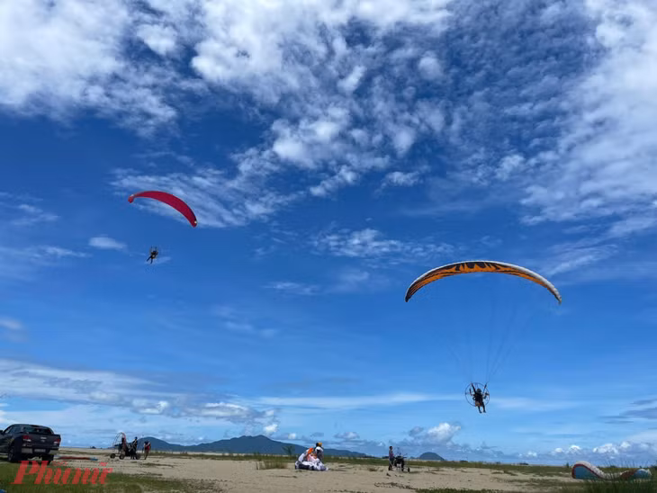 Mới đây, TP Hội An đã thống nhất chủ trương cho phép tổ chức tuần lễ bay biểu diễn dù lượn tại bãi bồi Cửa Đại.