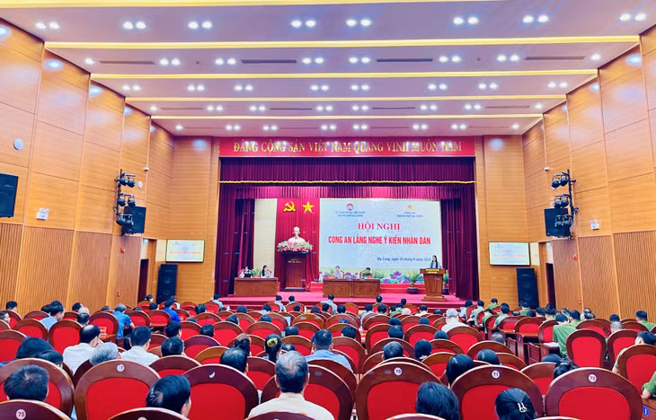 Đại diện lãnh đạo Phòng Giáo dục và Đào tạo thành phố phát biểu ý kiến tại hội nghị.