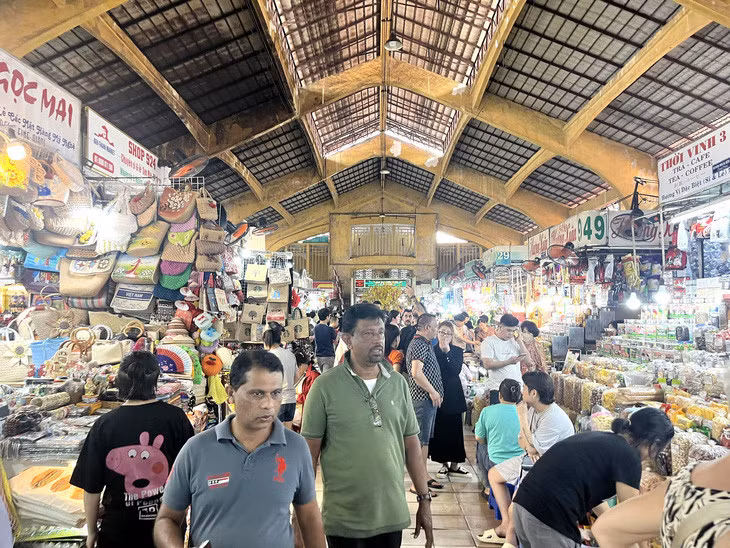 Du khách Ấn Độ tham quan, mua sắm tại chợ Bến Thành - Ảnh: N.BÌNH