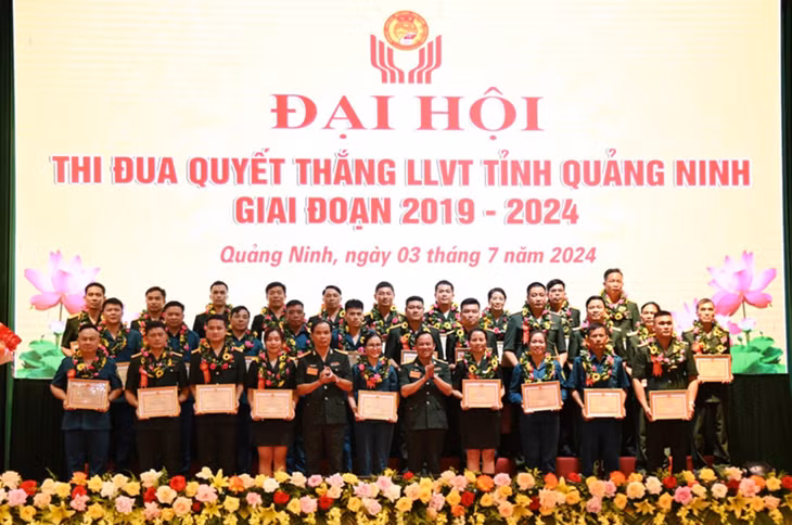 Nhiều tập thể, cá nhân có thành tích xuất sắc trong Phong trào TĐQT giai đoạn 2019-2024 vinh dự được nhận khen thưởng của Bộ CHQS tỉnh.