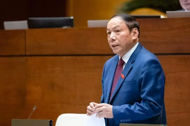 Bộ Trưởng Nguyễn Văn Hùng trong phiên chất vấn và trả lời chất vấn của kỳ họp thứ 7, Quốc hội khóa XV, diễn ra hồi tháng 6 vừa qua. (Ảnh: TTXVN)