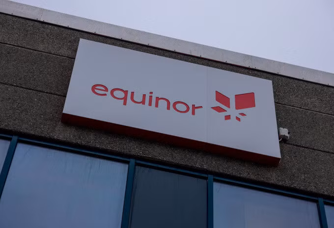 Logo của Equinor tại một nhà máy ở Hammerfest, Na Uy, ngày 14/3. Ảnh: Reuters