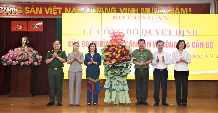 Lãnh đạo Tỉnh ủy, HĐND, UBND tỉnh tặng hoa chúc mừng Thiếu tướng Đinh Văn Nơi.