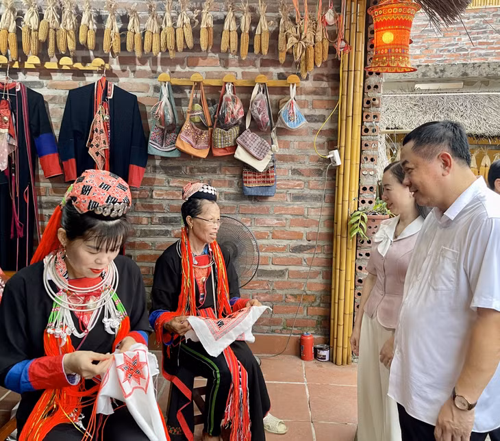 Các đại biểu tham quan mô hình du lịch cộng đồng ở thôn Khe Sú II.