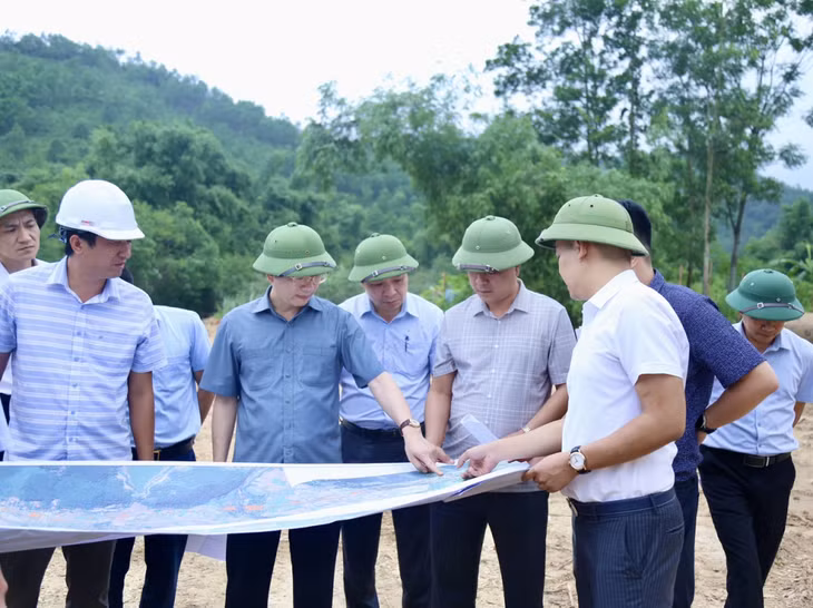 Lãnh đạo TP Hạ Long kiểm tra tiến độ thi công dự án Tuyến đường nối từ tỉnh lộ 342 đến quốc lộ 279, qua trung tâm xã Sơn Dương.