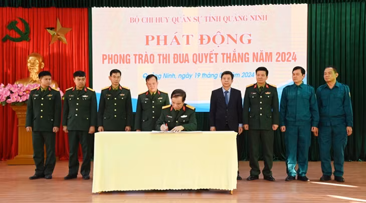  Đại diện các khối thi đua thuộc Bộ CHQS tỉnh Quảng Ninh ký kết giao ước thi đua.