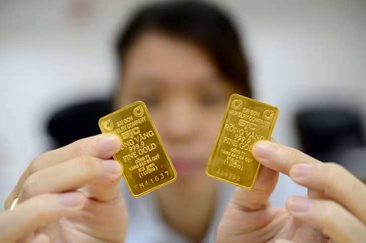Vàng miếng SJC loại "một chữ" bên phải và miếng vàng loại "hai chữ" bên trái - Ảnh: QUANG ĐỊNH