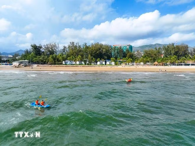 Khách du lịch trải nghiệm dịch vụ biển tại các khu du lịch ven biển thuộc thị trấn Long Hải, huyện Long Điền, tỉnh Bà Rịa-Vũng Tàu. (Ảnh: Huỳnh Sơn/TTXVN)