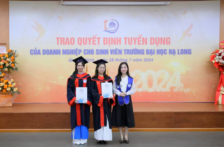 Nhiều tân cử nhân có thành tích học tập tốt, đã chứng tỏ được năng lực của bản thân trong công việc qua quá trình thực tập tại các doanh nghiệp đươc nhận quyết định tuyển dụng chính thức của doanh nghiệp ngay sau khi nhận bằng tốt nghiệp.