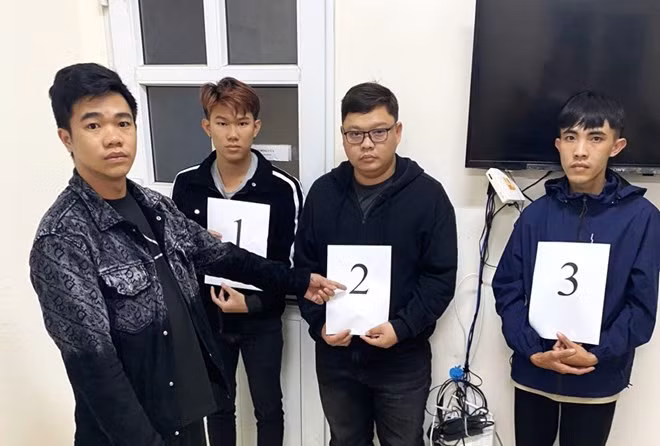 Các đối tượng trong đường dây lừa đảo, mua bán tiền giả. Ảnh: Nguyễn Quân