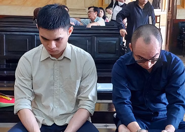Bị cáo Trần Công Minh (phải) và Nguyễn Quốc Sơn tại tòa - Ảnh: ĐÌNH KHẢI