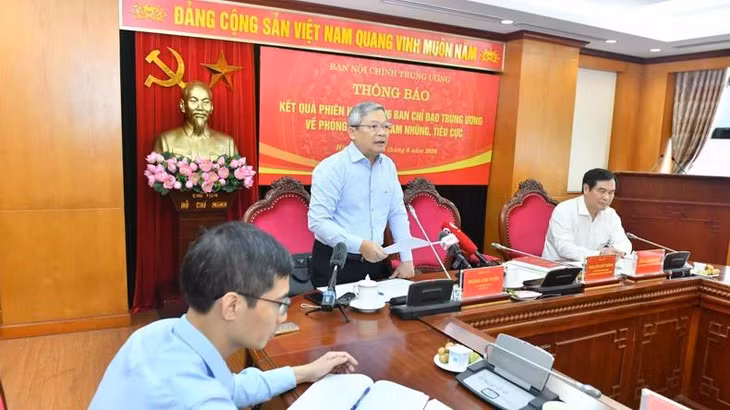Thiếu tướng Hoàng Anh Tuyên, Phó Chánh Văn phòng Bộ Công an thông tin về một số vụ án lớn. (Ảnh: ĐĂNG KHOA)