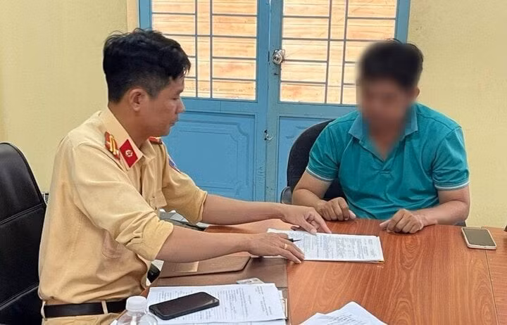 Lực lượng chức năng đã xử phạt tài xế 5 triệu đồng và tước giấy phép lái xe 2 tháng vì chạy ngược chiều trên cao tốc.