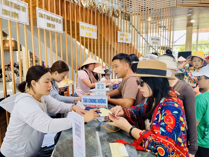 Du khách làm thủ tục mua vé ra các tuyến đảo tại Cảng cao cấp Ao Tiên (huyện Vân Đồn).
