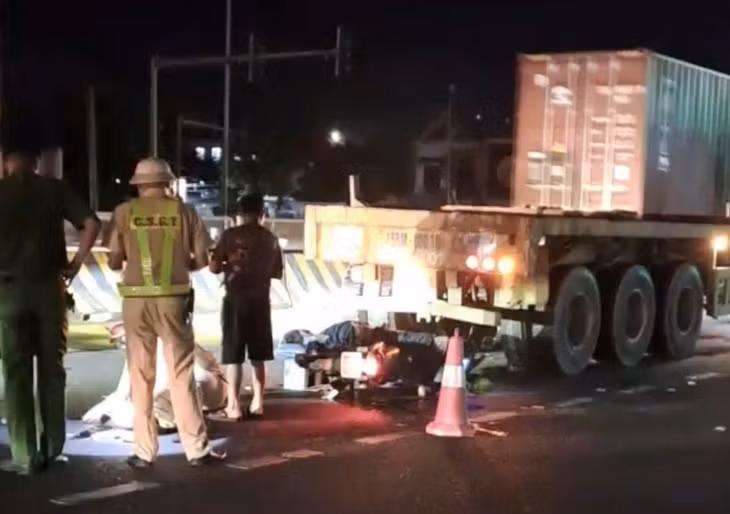 Hiện trường vụ tai nạn khiến người điều khiển xe máy tử vong tại chỗ.