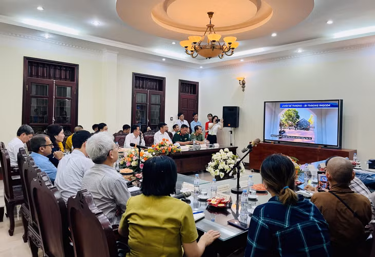 Trước khi thẩm định thực địa, đoàn chuyên gia của Hội đồng di tích và di chỉ quốc tế (ICOMOS) UNESCO đã nghe Ban quản lý Di tích và rừng Quốc gia Yên Tử giới thiệu về tổng thể Khu di tích và danh thắng Yên Tử.