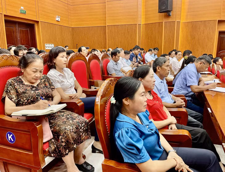 Người dân thành phố lắng nghe ý kiến tại hội nghị.