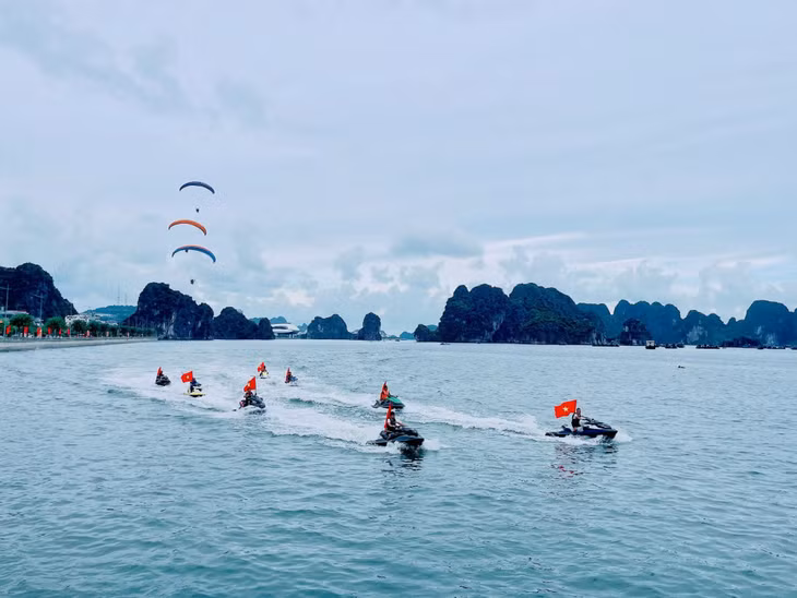 Chiều 22/8, các câu lạc bộ tham gia Lễ hội thuyền buồm, dù bay, motor nước "Vượt sóng Hạ long - 2024" tổ chức khớp đội hình theo kế hoạch.