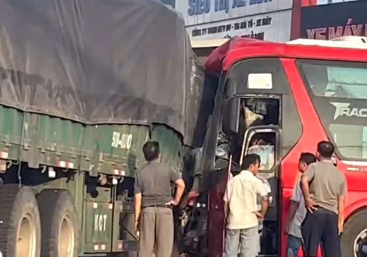Đầu xe khách bẹp dúm.