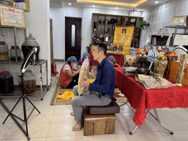 Anh Phan Mạnh thường xuyên livestream bán hàng và giới thiệu sản phẩm của cơ sở trên các trang mạng xã hội.