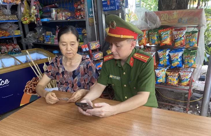 Cán bộ Công an xã Yên Than (huyện Tiên Yên) hướng dẫn người dân cài đặt ứng dụng VNeID.