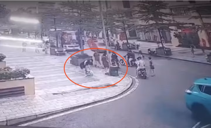 Bé trai bị người đàn ông tá, đá liên tục vào người. (Ảnh cắt từ clip)