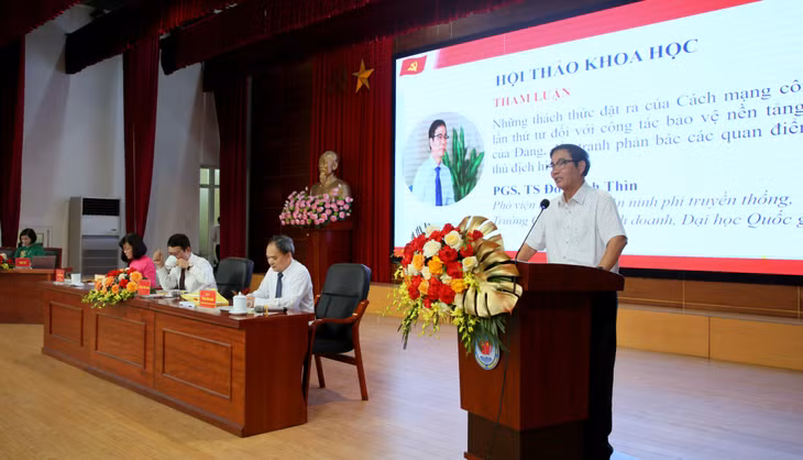 PGS.TS Đỗ Cảnh Thìn, Phó Viện trưởng Viện An ninh phi truyền thống, Đại học Quốc gia Hà Nội trình bày tham luận tại hội thảo.