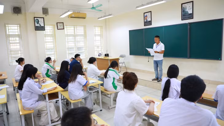 Cán bộ làm thi quán triệt quy chế và phổ biến các quy định của Kỳ thi cho các thí sinh.