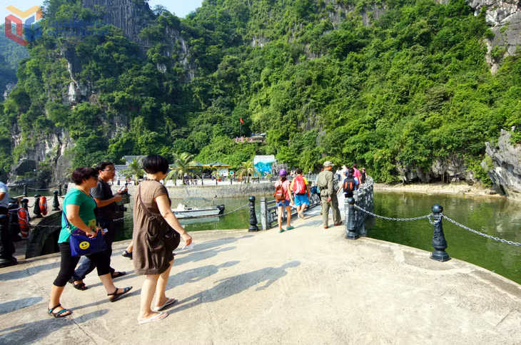 Du khách tham quan động Thiên Cung trên hành trình VHL5 - vịnh Lan Hạ.