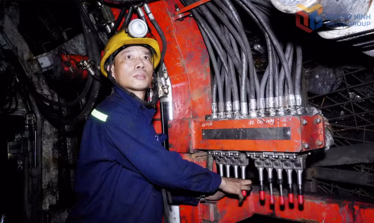  Công nhân Phân xưởng K3 làm chủ công nghệ giàn chống tạm ZH4000/27/35 kết hợp máy đào lò EBH45, góp phần giảm sức lao động và nâng cao năng suất. 