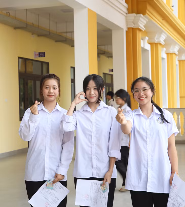 Sự đồng hành của gia đình, nhà trường, lực lượng chức năng và các tình nguyện viên là nguồn động viên to lớn, tiếp thêm niềm tin và động lực để các thí sinh tự tin hoàn thành tốt các môn thi trong kỳ thi tuyển sinh vào lớp 10 THPT năm học 2026-2027.