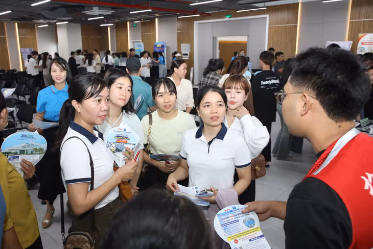 Các doanh nghiệp tuyển dụng giới thiệu nhu cầu tuyển dụng, tư vấn về môi trường làm việc, chế độ đãi ngộ... tới người lao động.