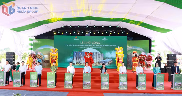 Các đại biểu bấm nút khởi công Dự án nhà ở xã hội tại ô đất II-OM21 phân khu 11 phường Việt Hưng và phường Hoành Bồ. Ảnh: Cao Quỳnh